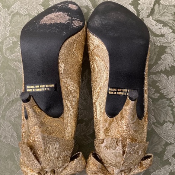 Frederico Leone Gold Heels with Bows✨ - Picture 6 of 7